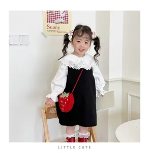 Schattig meisje met een handgemaakte rood gehaakte aardbei crossbody tasje voor kids