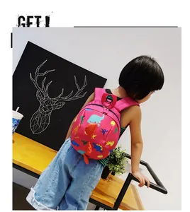 Kleinkind trägt einen rosa Cartoon Dinosaurier Rucksack mit bunten tierischen Mustern
