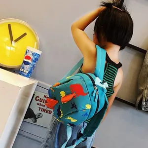 Süßer türkiser Cartoon Dinosaurier Kleinkinder Rucksack für Kindergartenkinder Rückansicht