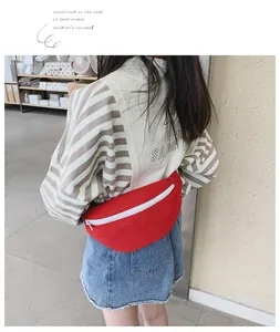 Vue arrière détaillée d'un sac banane en toile rouge pour enfants sur un mannequin