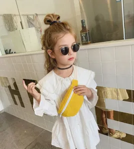 Vue détaillée d'une banane en toile jaune portée par un jeune enfant mannequin