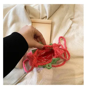 Detail van de opening aan de binnenkant van een handgemaakte roze gehaakte aardbeitas