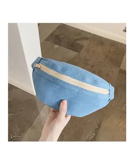 Détail d'un sac banane en toile bleue pour enfants avec une grande fermeture éclair