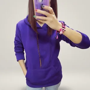 Casual purple hooded sweatshirt with front pocket for men and women, autumn style.