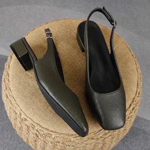 Dettaglio décolleté slingback in pelle martellata verde oliva con tacco basso 3 cm