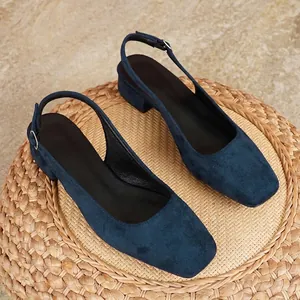 Λεπτομερής άποψη της μπλε σουέτ slingback γόβας με τετράγωνη μύτη και τακούνι 3cm