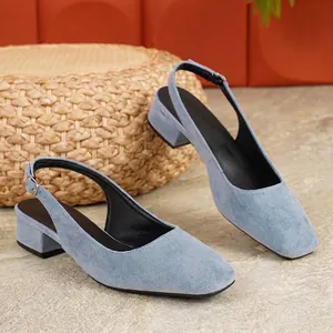 Λεπτομερής όψη γαλάζιων σουέτ slingback γοβών με τετράγωνο τακούνι 3cm.