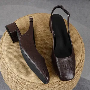 Eleganti scarpe slingback marroni con trama litchi e comodo tacco a blocco da 3 cm