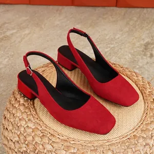 Λεπτομερής όψη από κομψά κόκκινα σουέτ slingback παπούτσια με άνετο τακούνι 3 εκατ