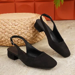 Λεπτομέρεια μαύρης σουέτ γόβας slingback με άνετο τετράγωνο τακούνι 3 εκ.