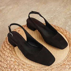 Κομψές μαύρες γόβες slingback από συνθετικό σουέτ με τετράγωνη μύτη και χαμηλό τακούνι 3 cm