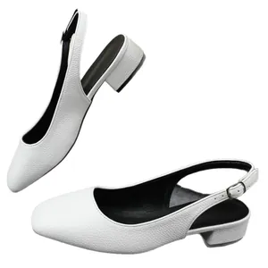 Eleganti décolleté slingback bianche con tacco basso da 3 cm e grana di pelle