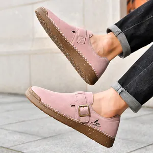 Primer plano de zapatos planos de gamuza rosa con hebilla y suela de goma texturizada