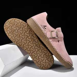 Detalle de zapatos estilo Birkenstock de ante rosa con suela ondulada antideslizante