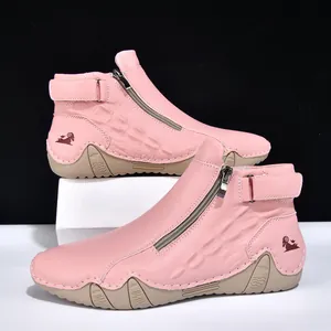 Vista detallada de botines de cuero rosa para hombre con cremallera lateral y correa tobillo