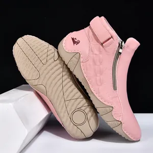Detalle de botas casuales rosas para hombre con cremallera lateral y suela antideslizante.