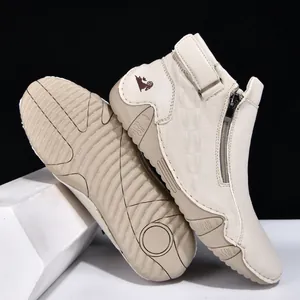 Vista detallada de botas Martin beige para hombre con cremallera y suela antideslizante