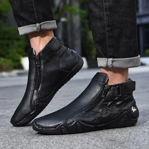 Vista detallada de botines de cuero negro para hombre con cremallera lateral y velcro