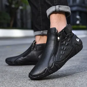 Primer plano de botas negras para hombre con cremallera lateral y textura de coco.