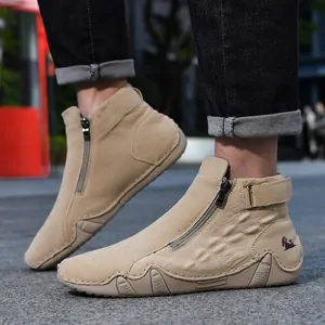 Vista detallada de los botines Martin para hombre en caqui con cremallera y velcro