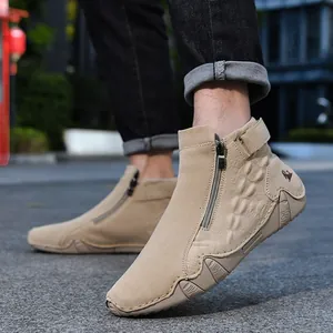 Vista detallada de botas de gamuza caqui para hombre con detalle de cremallera