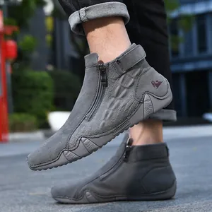Vista detallada de botines grises para hombre con cremallera y textura de cocodrilo.