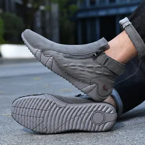 Detalle de botines casuales grises para hombre con cremallera lateral y suela de goma
