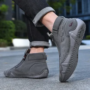 Vista detallada de botas Martin de gamuza gris para hombre con cremallera lateral