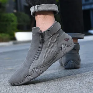 Primer plano de botas casuales grises para hombre con cremallera lateral y textura