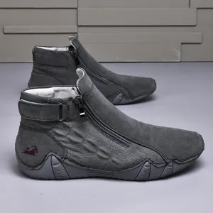 Detalle de botas Martin grises para hombre con cremallera lateral y textura de croco