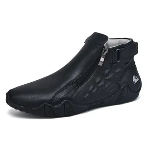 Detalle de botines de cuero negro para hombre con cremallera y textura de piel de cocodrilo