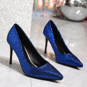Vue détaillée des escarpins à paillettes bleues avec bout pointu et talon aiguille de 9,5 cm