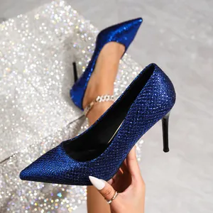 Vue détaillée d'élégants escarpins à paillettes bleues à bout pointu et talons aiguilles.
