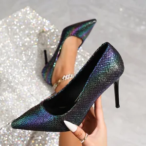 Vue détaillée des escarpins à talons aiguilles multicolores scintillants de 9,5 cm