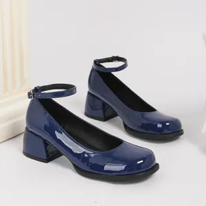 Vue détaillée de chaussures Mary Jane en cuir verni bleu foncé avec un talon bloc chic.