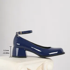 Vue détaillée de l'escarpin bleu marine en cuir verni à talon épais et bride