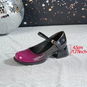 Vue détaillée du talon bloc de 4,5 cm des chaussures Mary Jane dégradées violet et noir