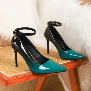 Französischer Stil Stöckelschuhe mit grün-schwarzem Farbverlauf und Knöchelriemen.