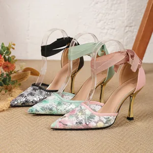 Elegante spitze Stilettos aus Mesh mit Blumenstickerei und Schleifenbändern im Detail
