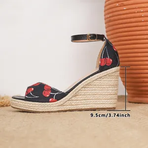 Detailansicht der lässigen Keilsandalette mit Kirschmuster und 9,5 cm hohem Plateauabsatz