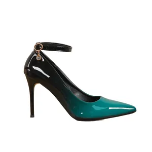 Elegante spitze Stilettos mit Farbverlauf in Türkis und Schwarz und Knöchelriemen.
