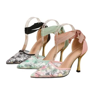 Eleganti tacchi alti in mesh a punta con fiori di paillettes e cinturino a fiocco.