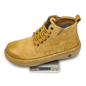 Vista detallada de bota de trabajo ligera para hombre que pesa 298,1 g en una báscula.
