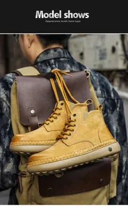 Detalle de botas de cuero amarillas vintage colgadas de una mochila de lona.