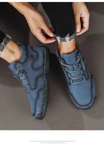 Close-up bovenaanzicht van blauwe heren Martin boots van leer met handgestikte details