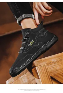 Zijdetail van zwarte leren Martin-laarzen voor heren met witte stiksels en Fashion-borduurwerk.