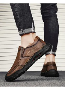 Vue détaillée des mocassins en cuir marron faits main avec de belles coutures