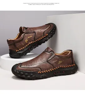 Vue détaillée de mocassins en cuir marron faits main avec surpiqûres contrastées
