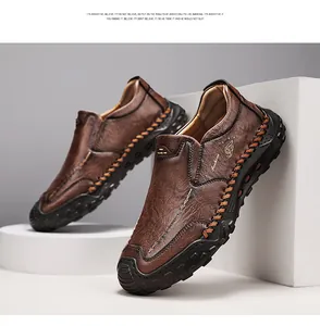 Détail rapproché de mocassins en cuir marron faits main avec coutures artisanales marquées.