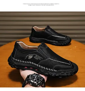 Vue détaillée de chaussures en cuir noir de haute qualité faites main avec coutures